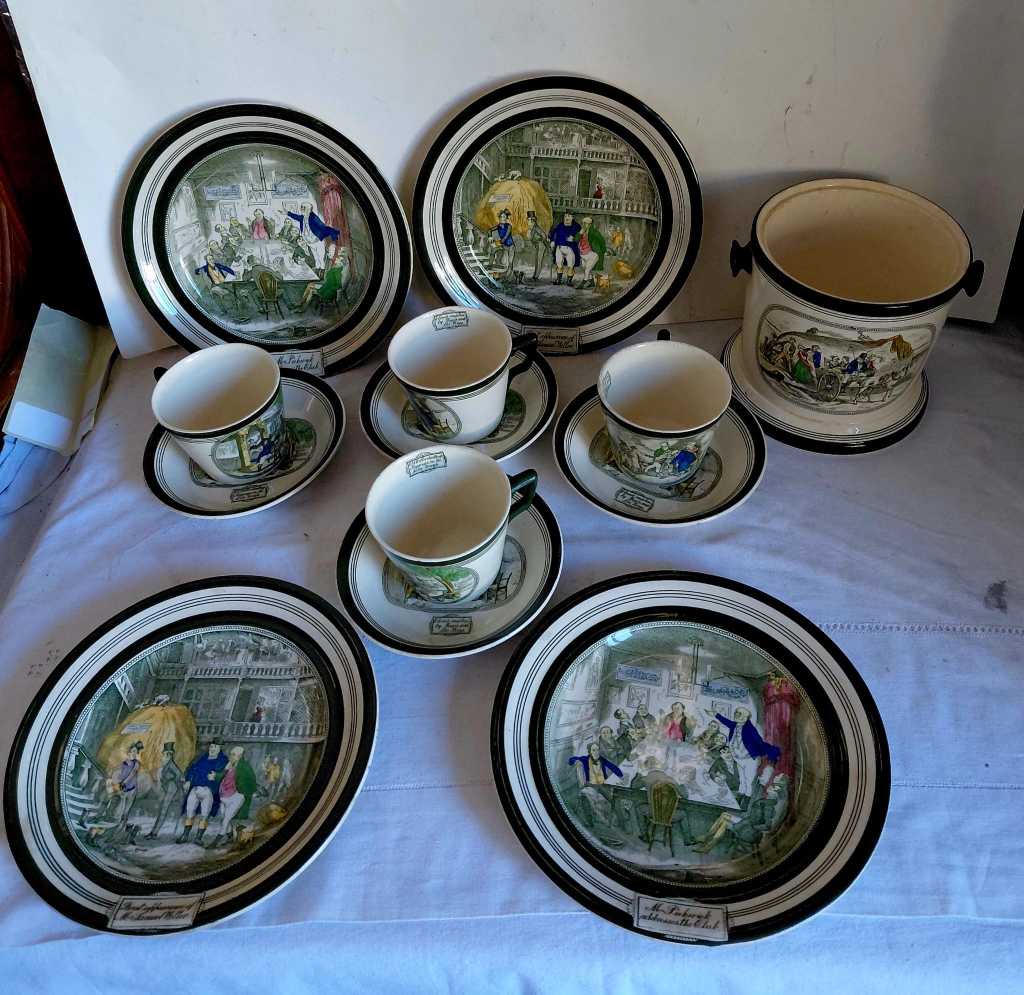 Servizio vintage in ceramica decorata con scene storiche