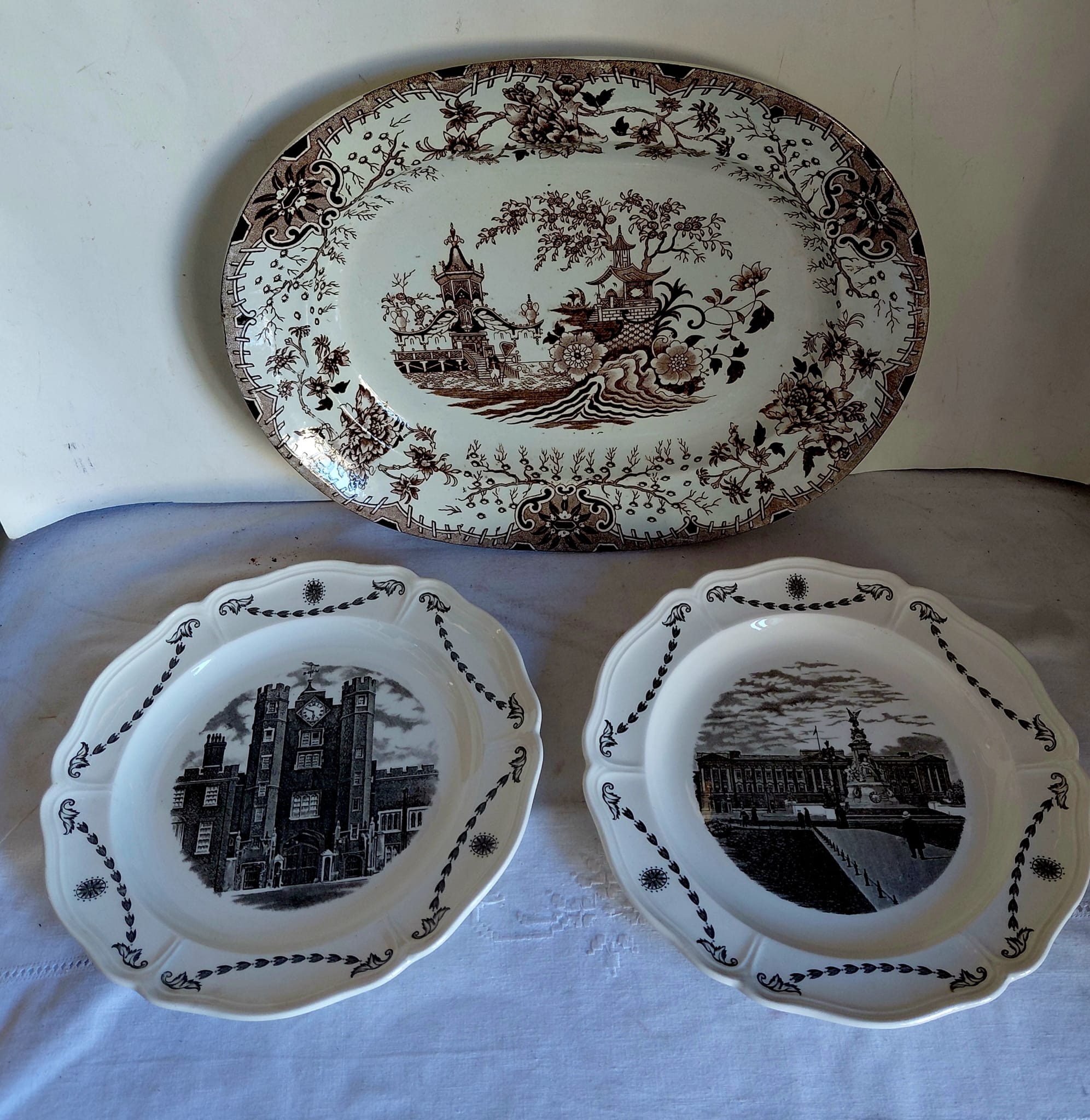Set vintage di piatto da portata e piatti decorativi