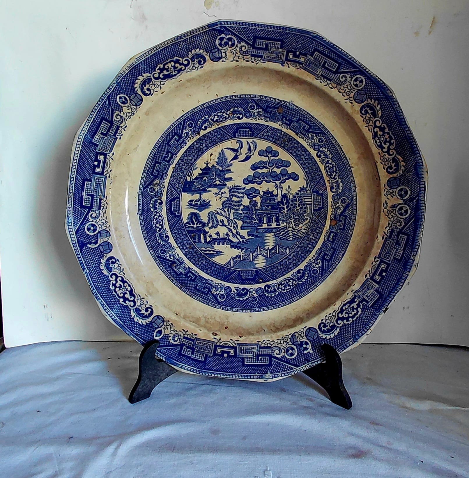 Piatto antico in ceramica blu stile Willow