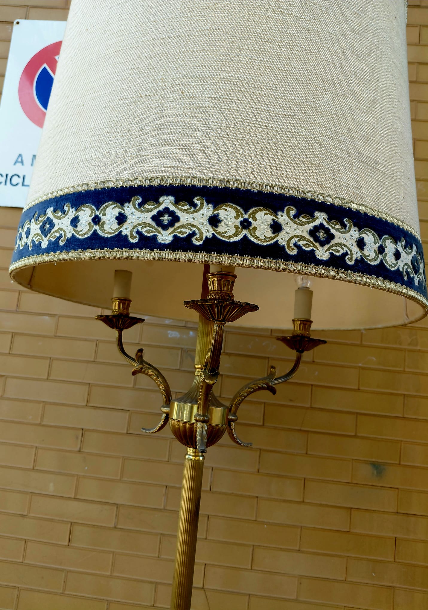 Lampada da terra vintage in ottone con paralume in tessuto