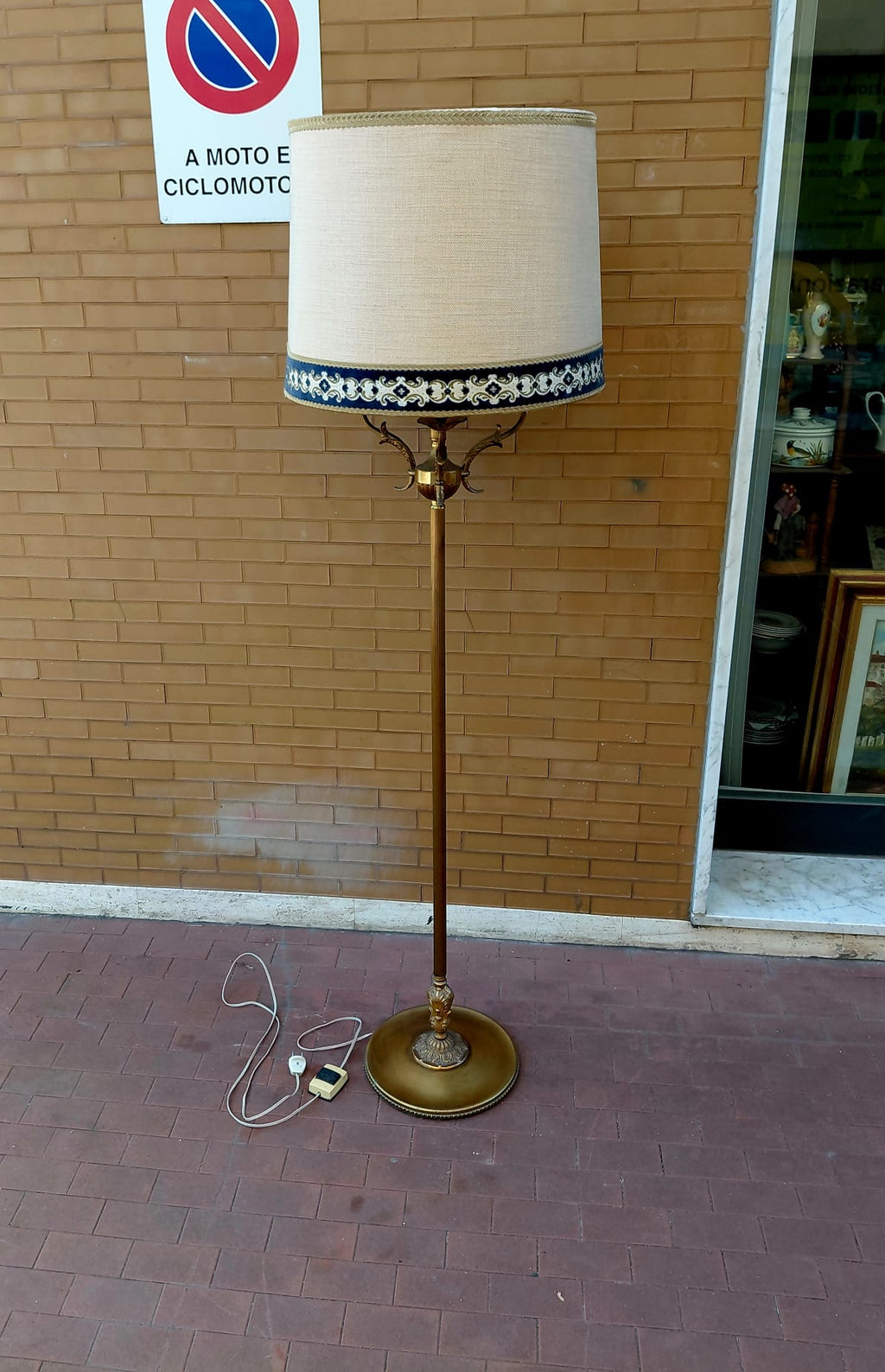 Lampada da terra vintage in ottone con paralume in tessuto