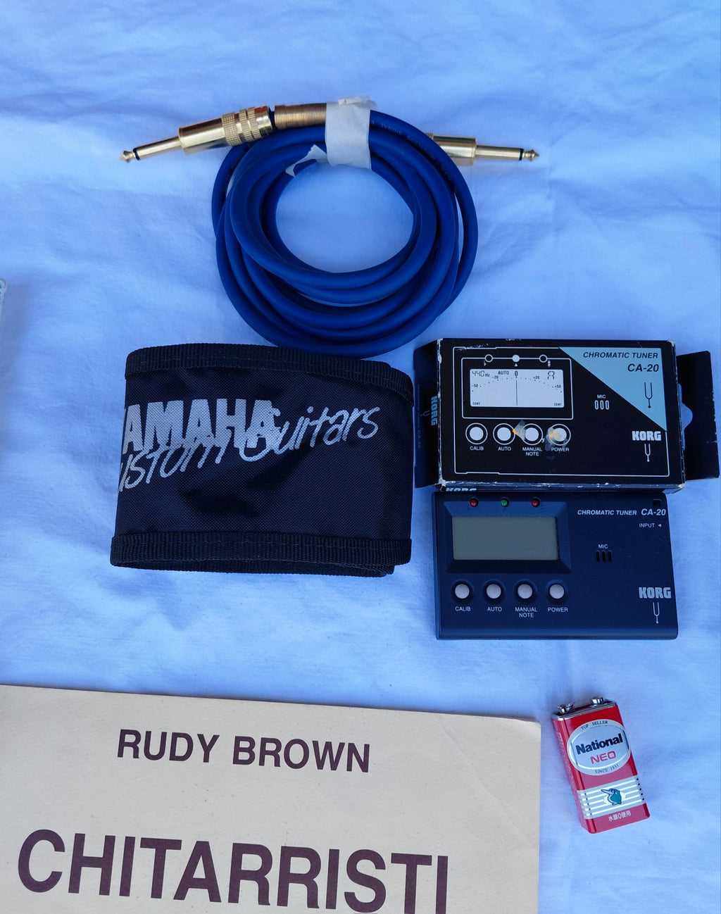Kit completo Yamaha per chitarra acustica con amplificatore e accessori