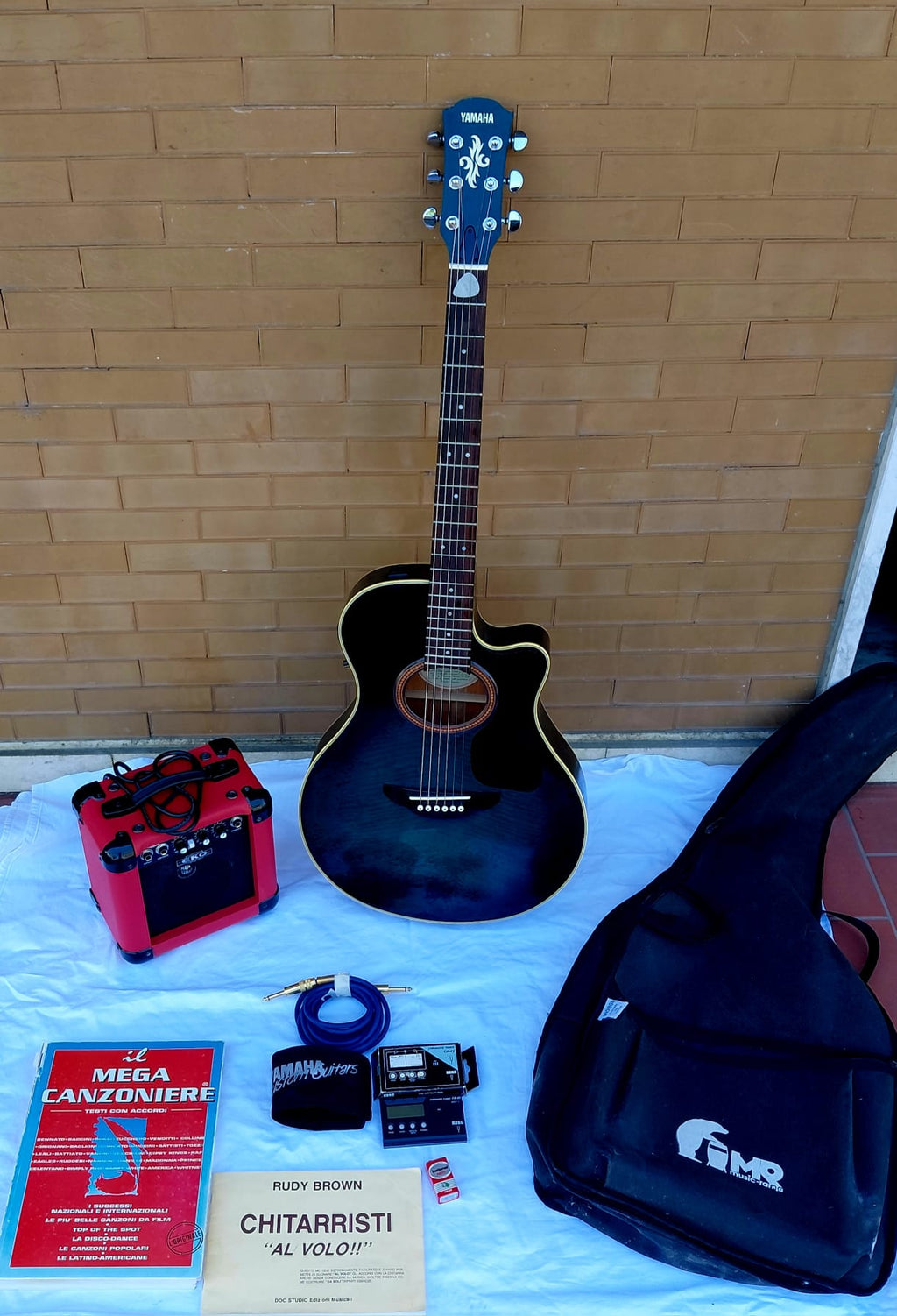 Kit completo Yamaha per chitarra acustica con amplificatore e accessori