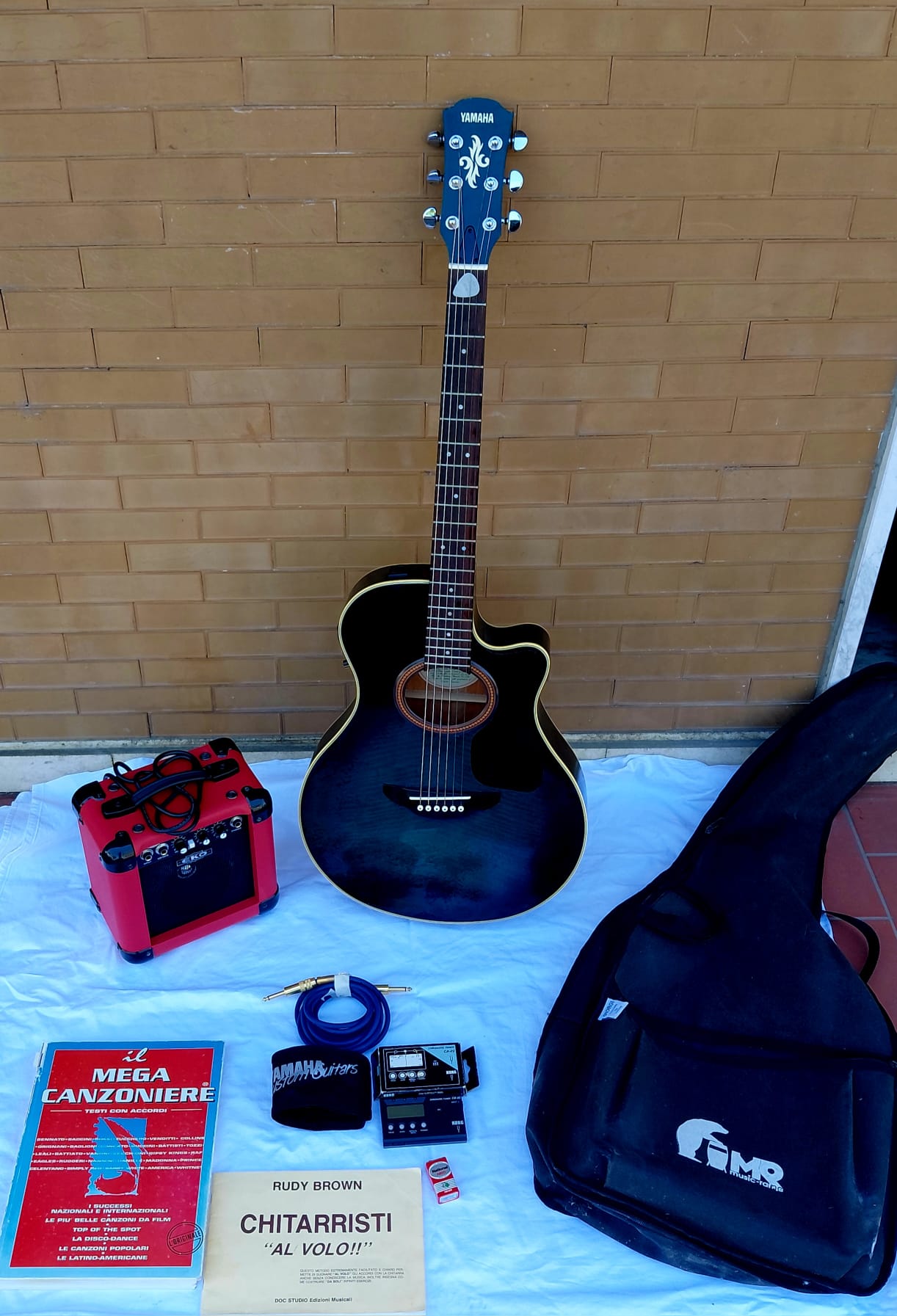 Kit completo Yamaha per chitarra acustica con amplificatore e accessori