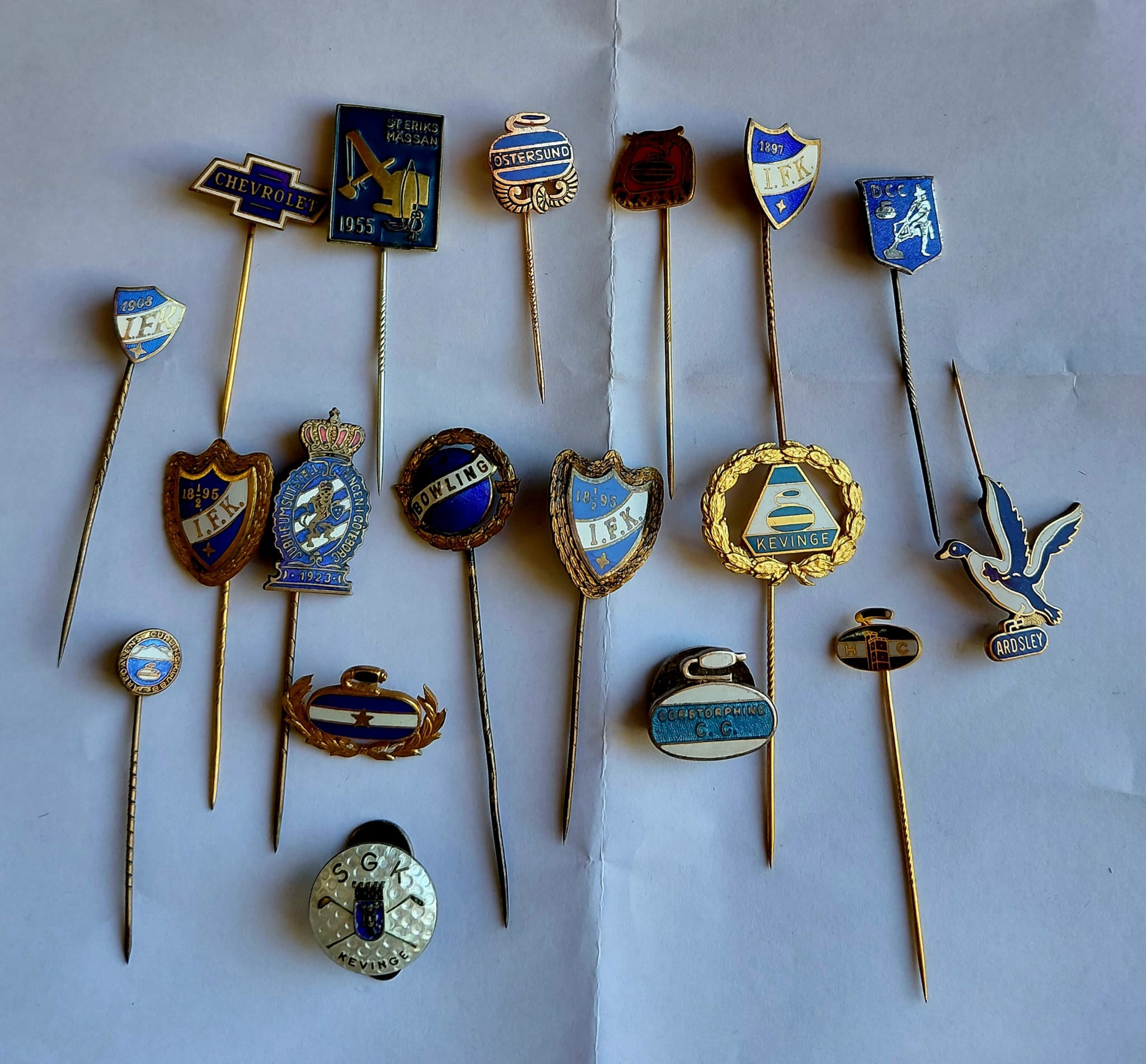 Collezione di spille vintage sportive smaltate