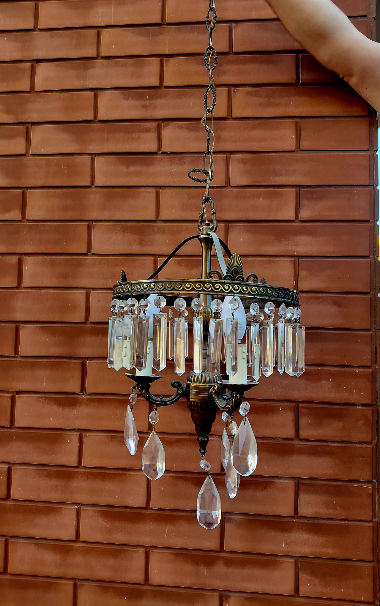 Lampadario vintage in ottone con pendenti in cristallo