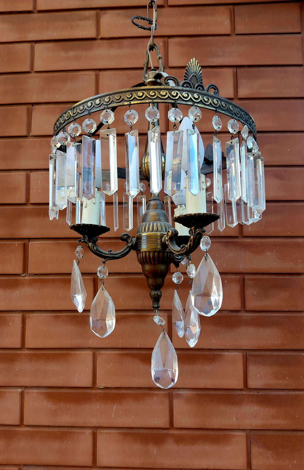 Lampadario vintage in ottone con pendenti in cristallo