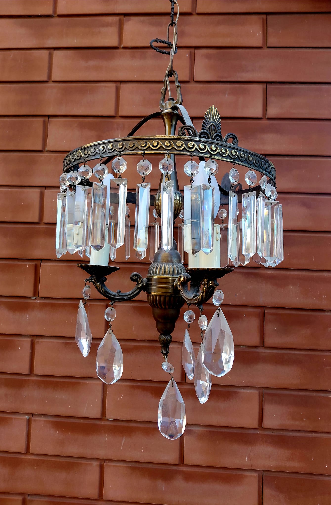 Lampadario vintage in ottone con pendenti in cristallo