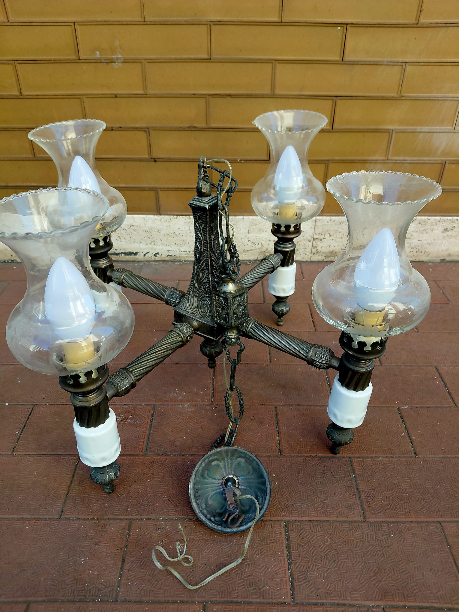 Lampadario classico a quattro luci con vetri