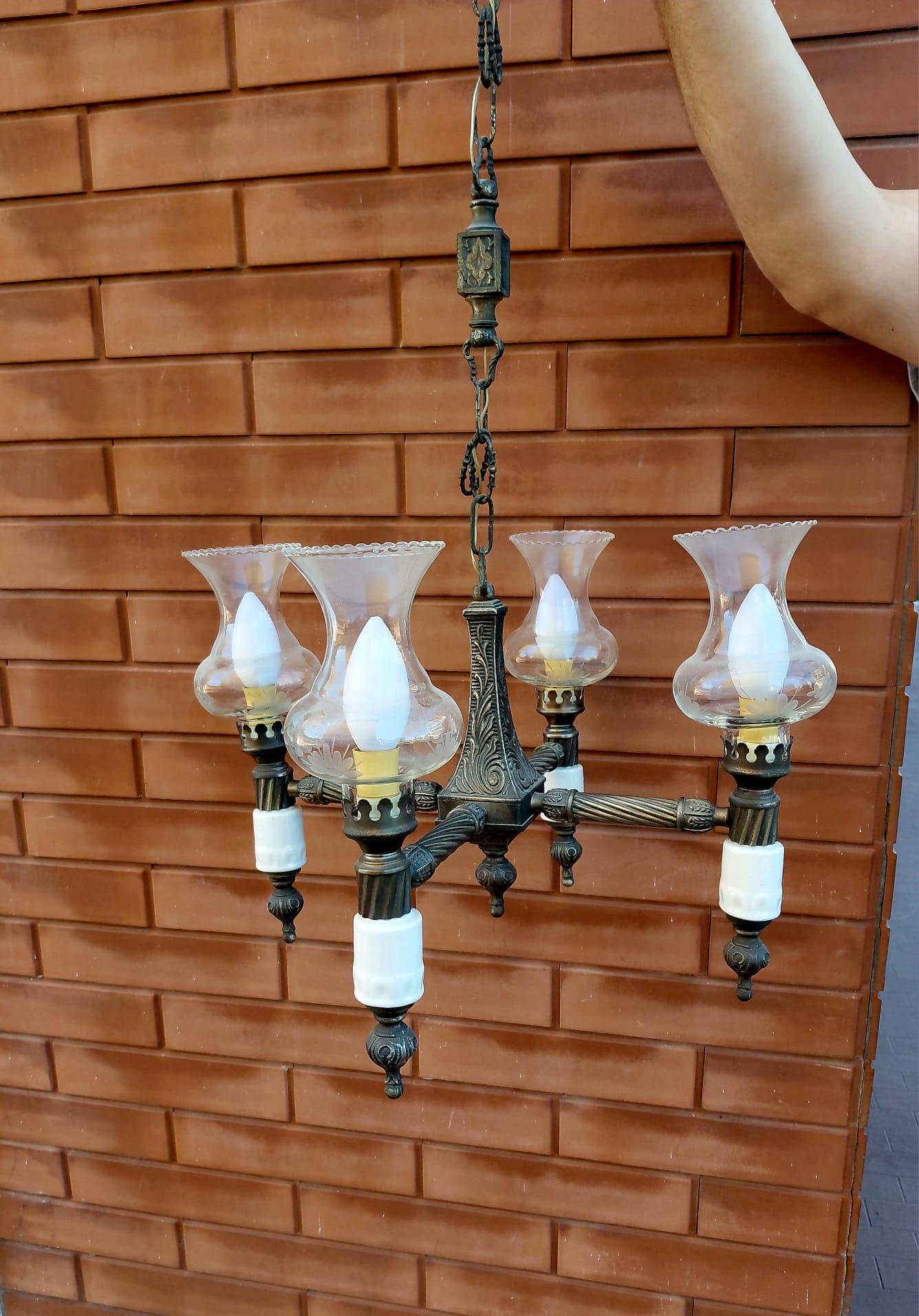 Lampadario classico a quattro luci con vetri