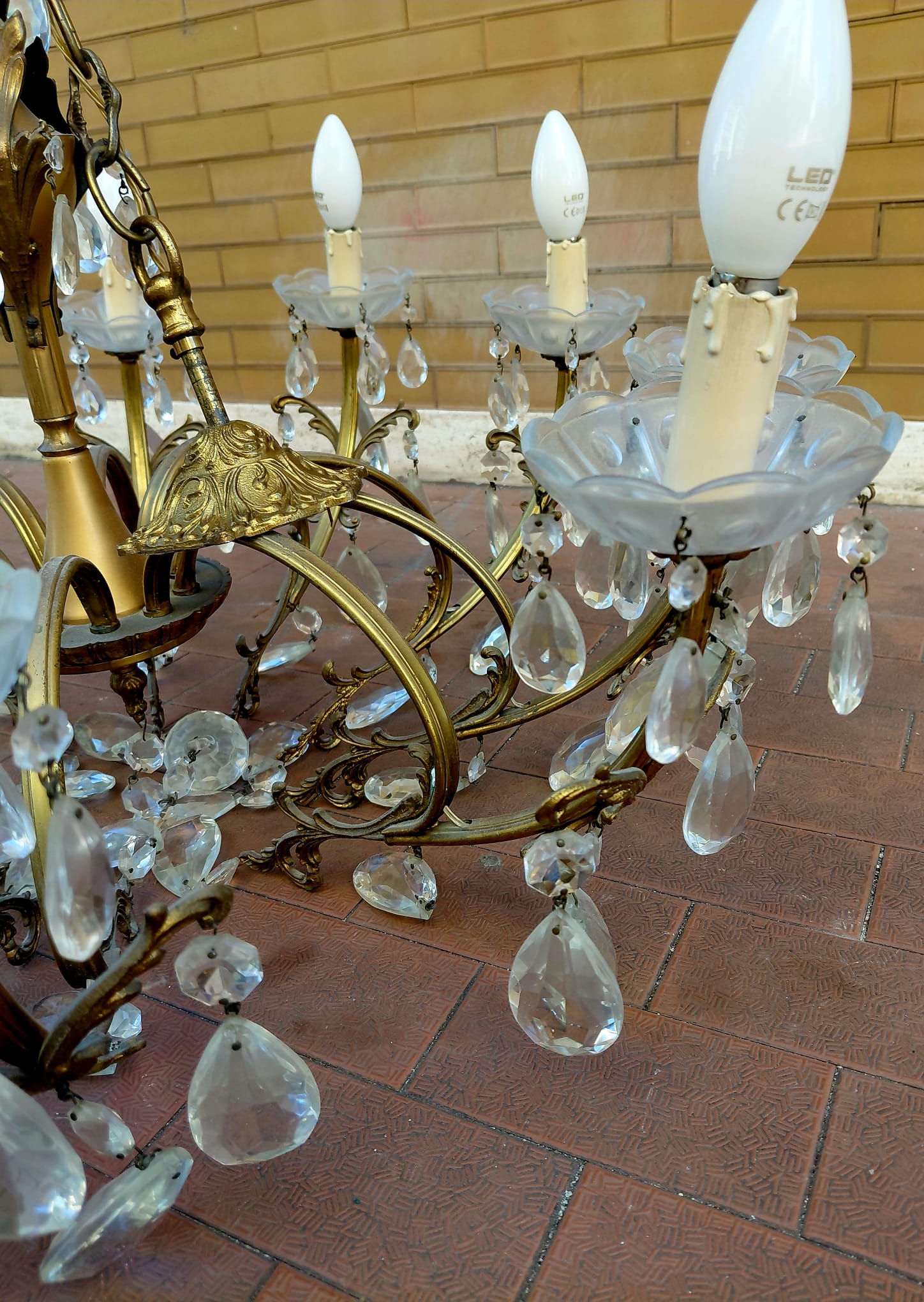Lampadario in ottone a dieci luci con cristalli