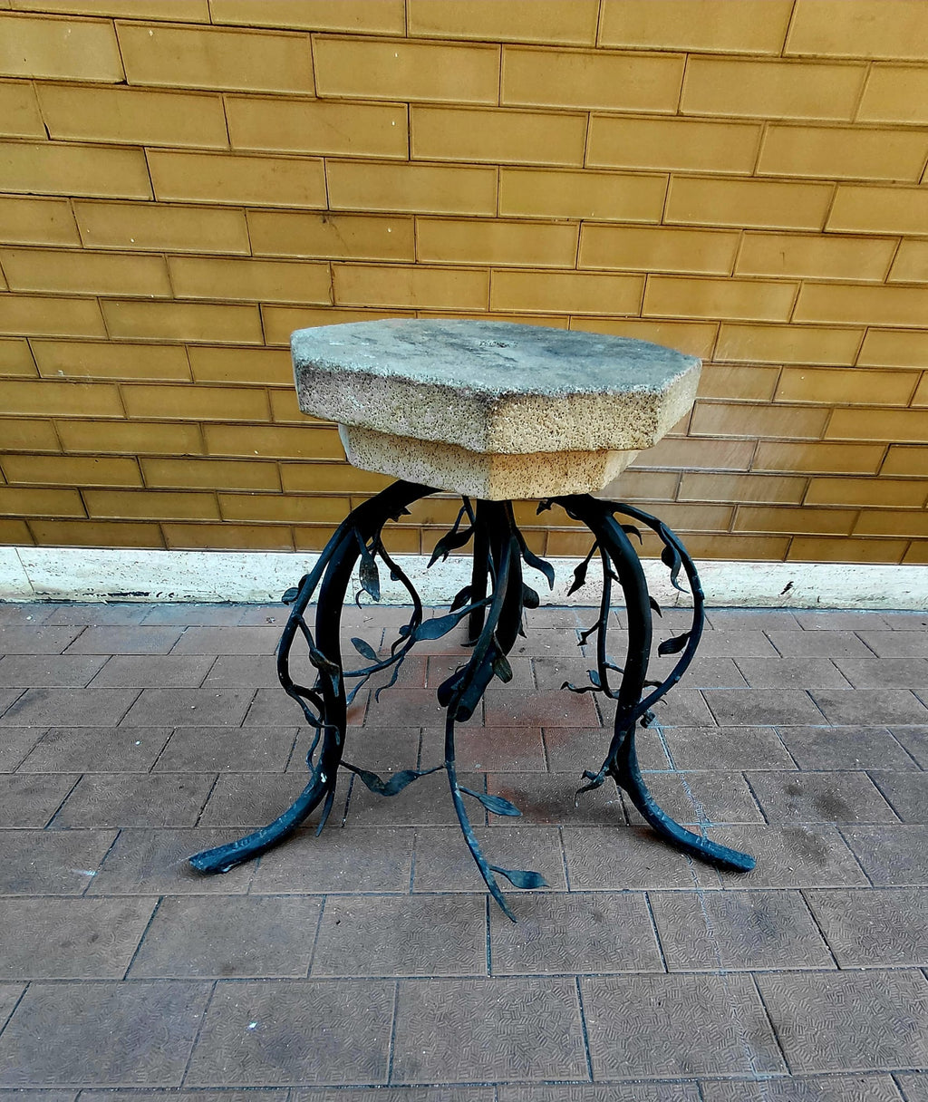 Tavolino in ferro battuto con piano in pietra