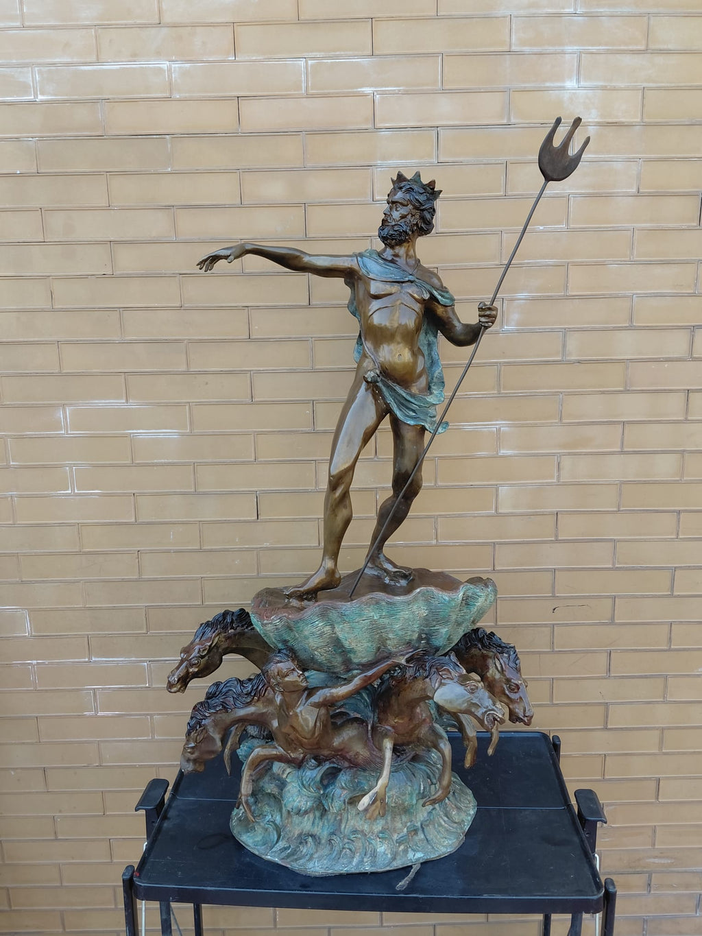 Statua di Nettuno in bronzo con cavalli marini in stile classico