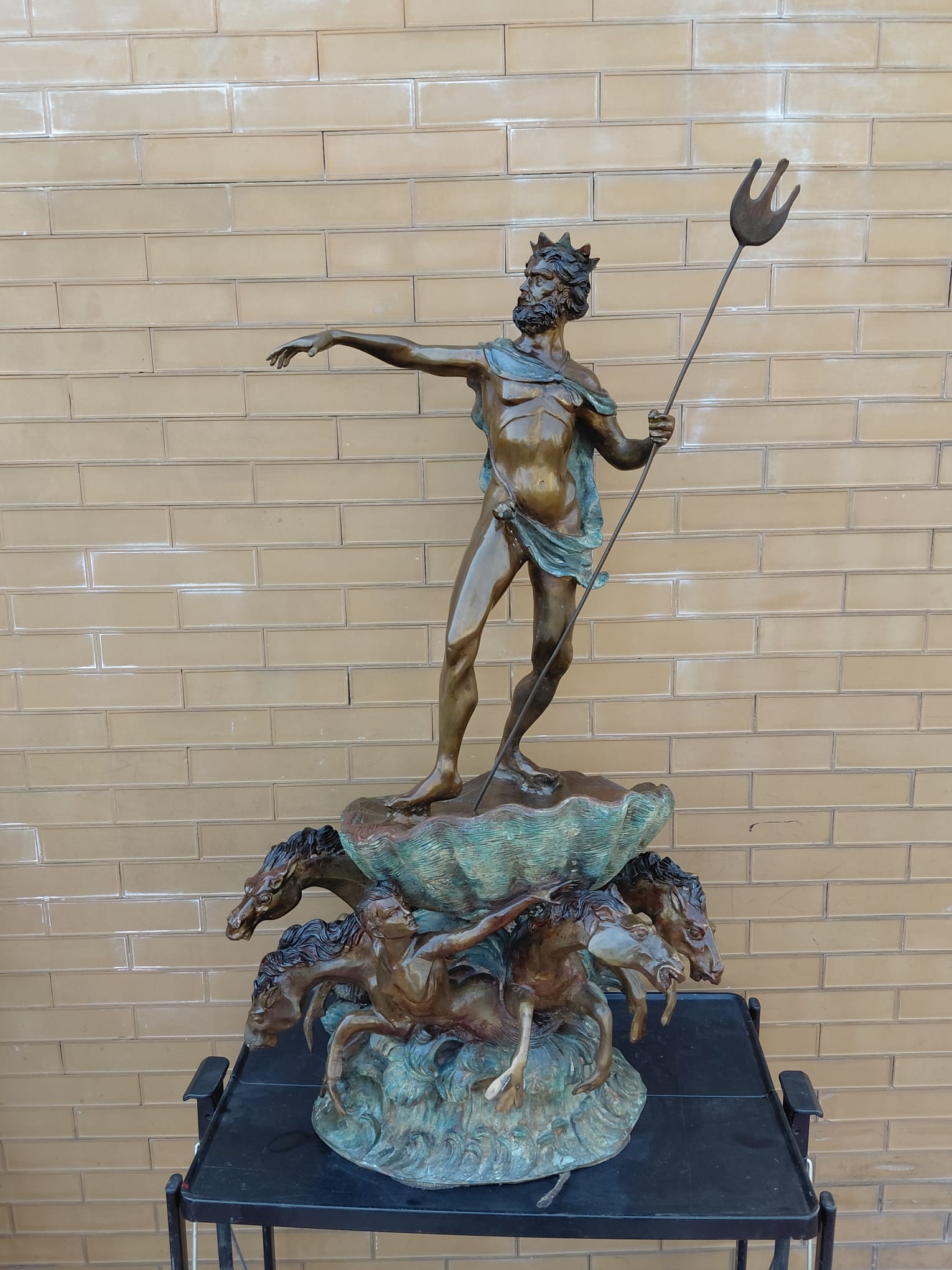 Statua di Nettuno in bronzo con cavalli marini in stile classico
