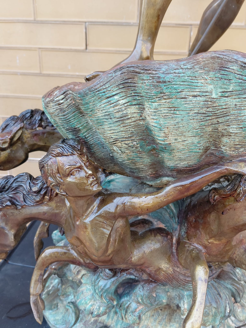 Statua di Nettuno in bronzo con cavalli marini in stile classico