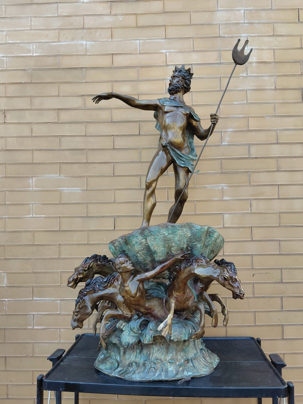 Statua di Nettuno in bronzo con cavalli marini in stile classico