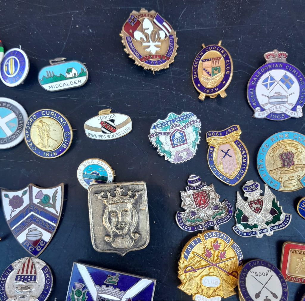 Collezione di più di 100 spilla