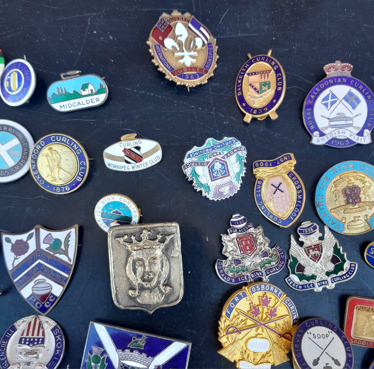 Collezione di più di 100 spilla