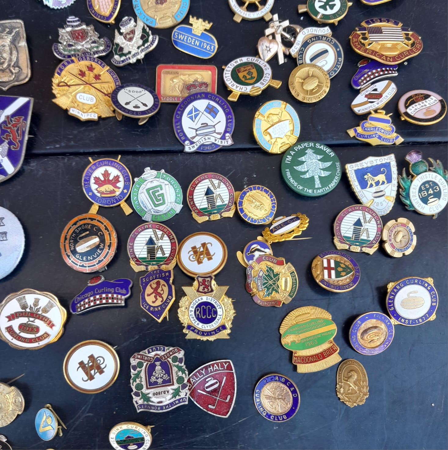 Collezione di più di 100 spilla