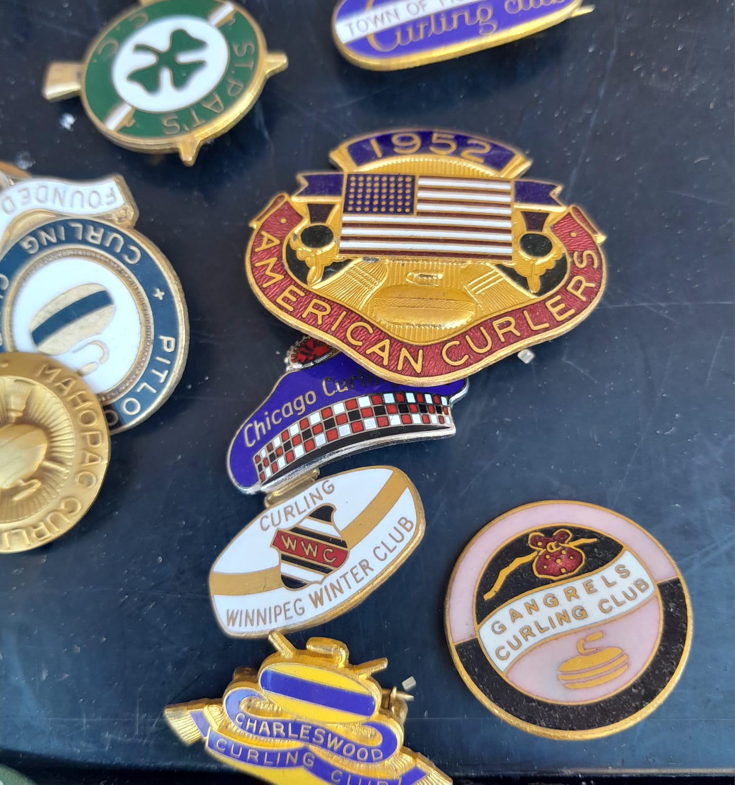 Collezione di più di 100 spilla