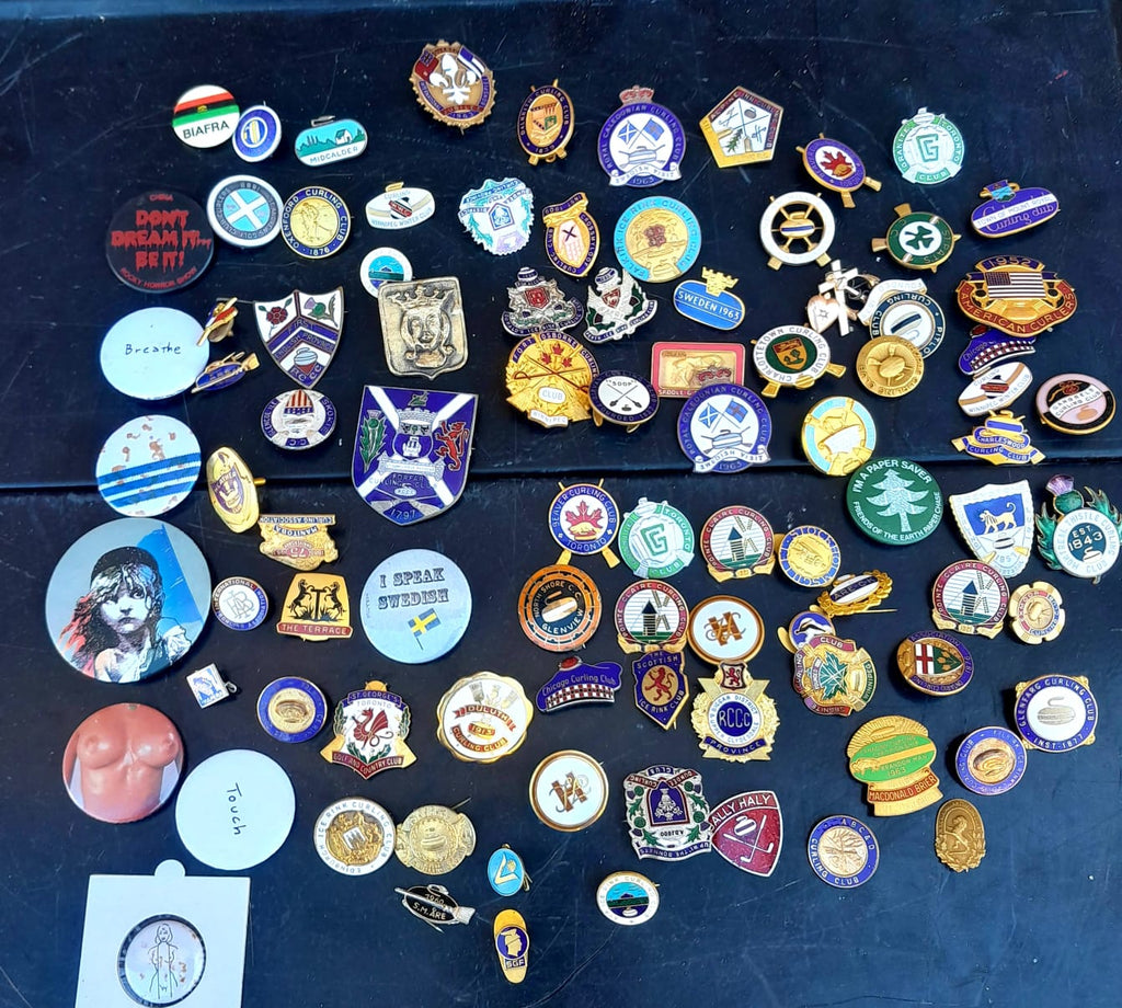 Collezione di più di 100 spilla