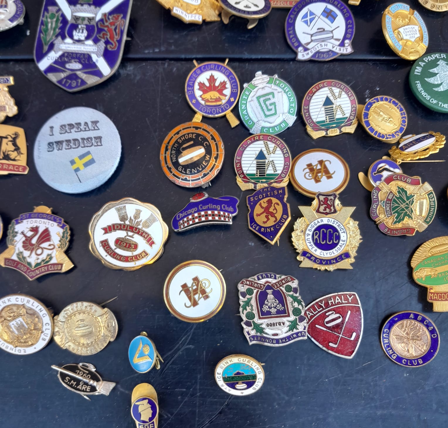 Collezione di più di 100 spilla