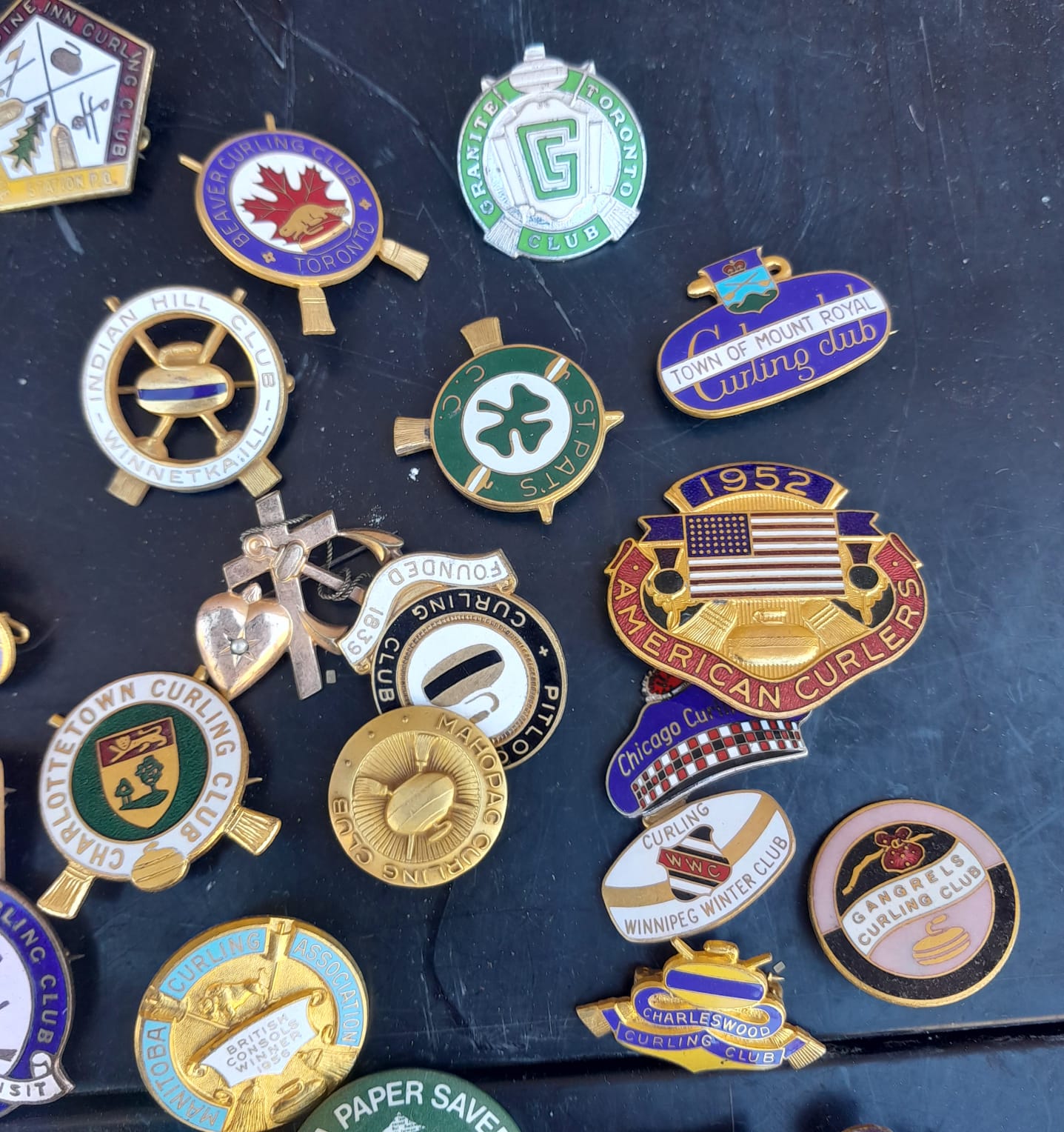 Collezione di più di 100 spilla