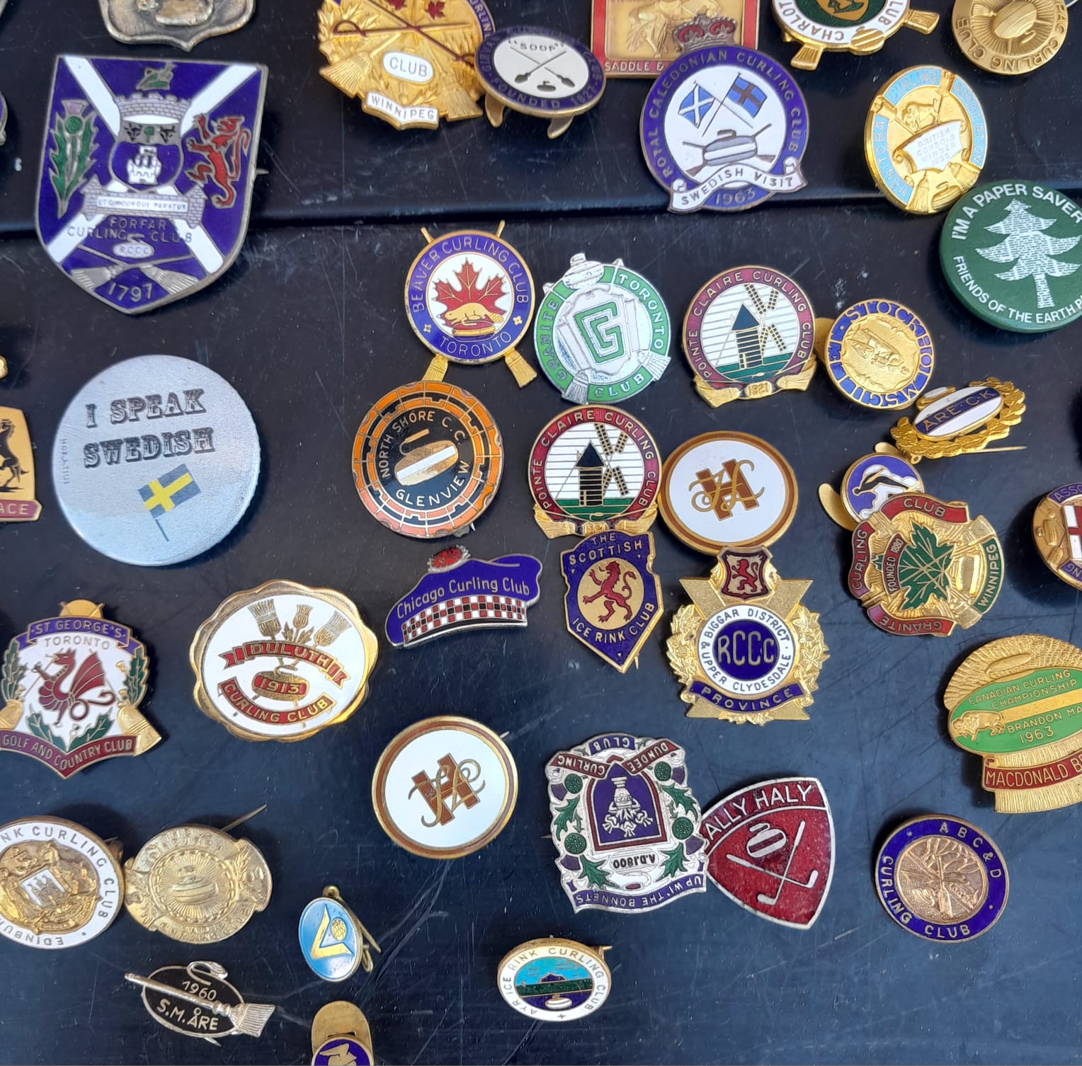 Collezione di più di 100 spilla