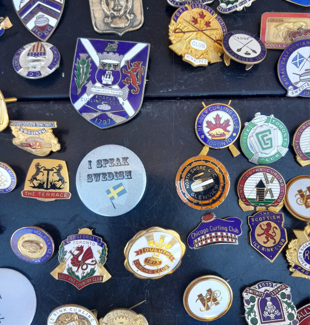 Collezione di più di 100 spilla