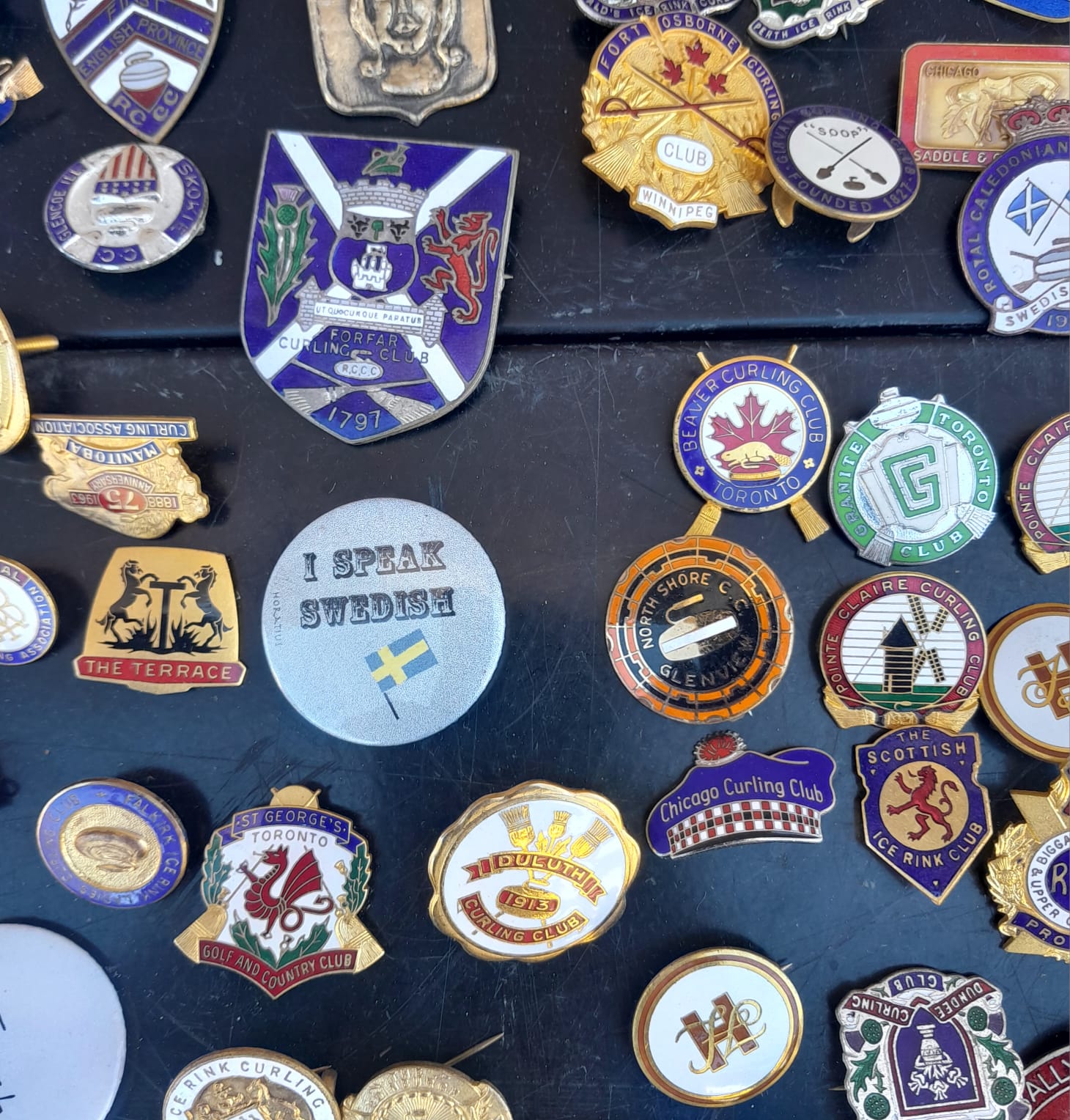 Collezione di più di 100 spilla