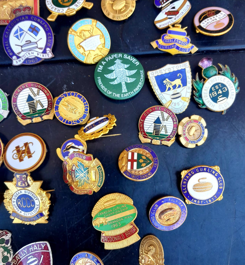 Collezione di più di 100 spilla